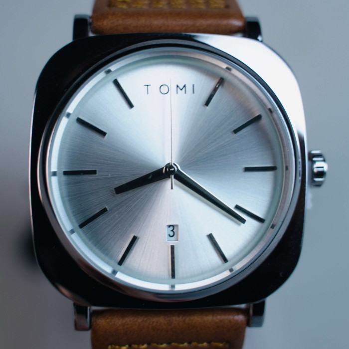 TOMI SQAURE DIAL X LEATHER STRAP QUARTZ